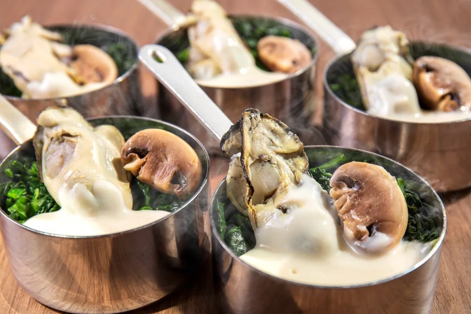 蒸し牡蠣と八幡平マッシュルームのホワイトソース