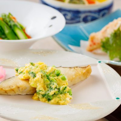 3月おすすめランチ「春香る鰆の菜種焼きと菜彩鶏梅しそ天婦羅御膳」