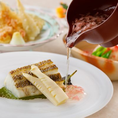4月おすすめランチ「真鯛の桜餡かけと鱚天桜海老御膳」