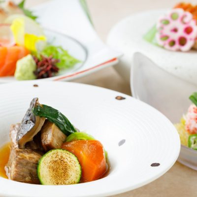 8月おすすめランチ「赤魚幽庵焼きと国産牛煮込み御膳」